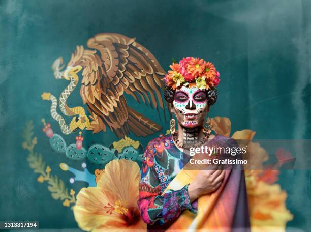dia de los muertos mujer con maquillaje ceremonial y bandera mexicana - cadáver fotografías e imágenes de stock