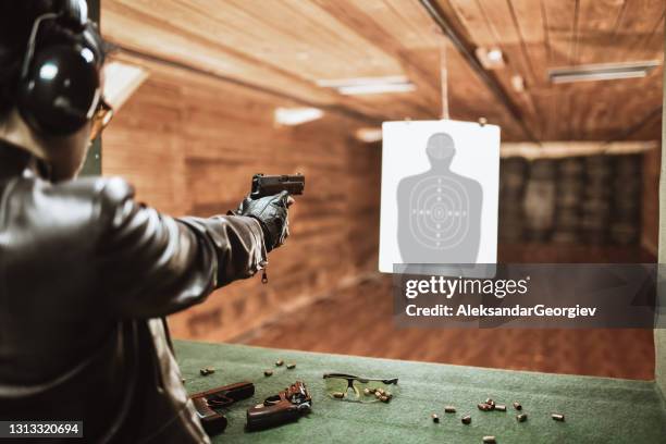 mulher testando suas armas favoritas em gun range - tiro ao alvo - fotografias e filmes do acervo