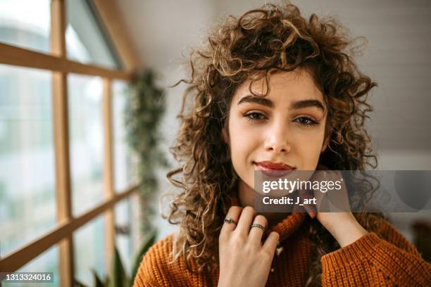 portrait of a beautiful young woman with a curly hair. - curly 個照片及圖片檔