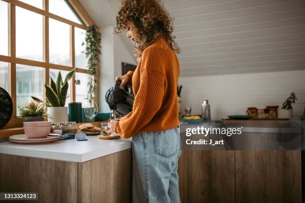 tea time rituals. - bouilloire photos et images de collection