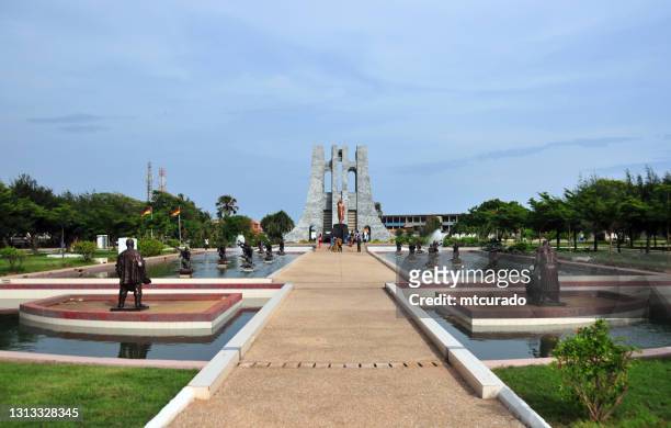 kwame nkrumah minnespark på atta mills high-street, accra, ghana - ghanaian family bildbanksfoton och bilder