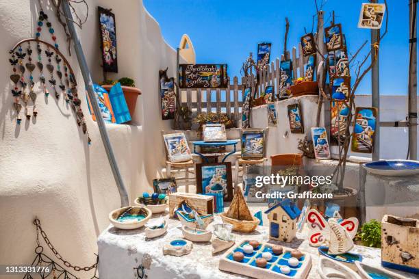 winkel in pyrgos town, santorini, griekenland - museum of prehistoric thera stockfoto's en -beelden