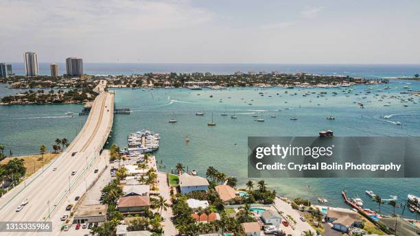 vistas aéreas da enseada riviera beach e singer island beach, flórida no meio do dia durante covid-19 em abril de 2021 - condado-de-palm-beach - fotografias e filmes do acervo