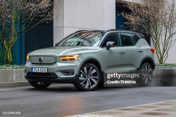 recarga volvo xc40 en una calle - volvo fotografías e imágenes de stock