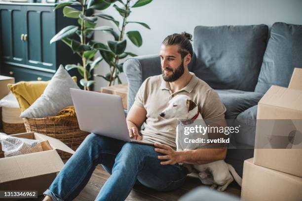 bewegende dag - people at home stockfoto's en -beelden