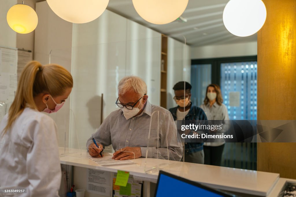 Personen füllen Unterlagen im Krankenhaus aus