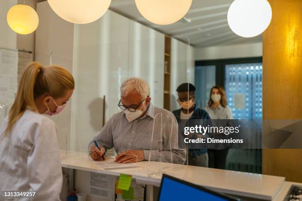 people filling in documentation in the hospital - filling imagens e fotografias de stock