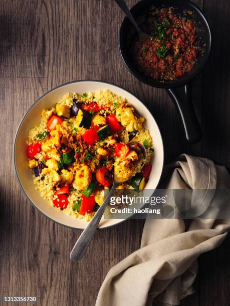 健康的なロースト野菜とクスクスビーガンボウル - クスクス スト�ックフォトと画像