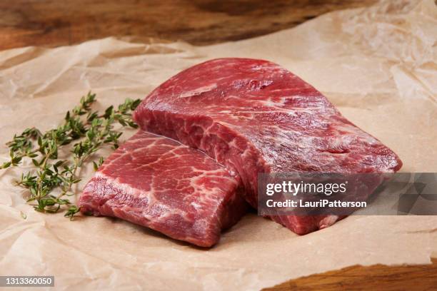 würzen rohflacheisen steaks - zwerchfell stock-fotos und bilder