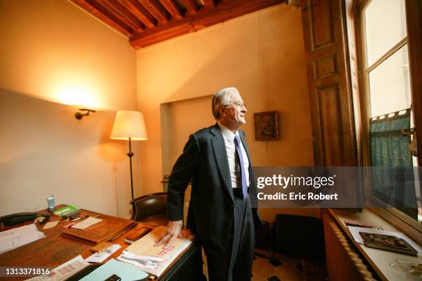 Roland Dumas, avocat et homme politique français, photographié dans son bureau et domicile à Paris, au 19 Quai Bourbon, Paris 3e