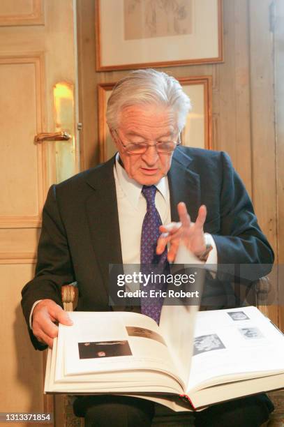 Roland Dumas, avocat et homme politique français, photographié dans son bureau et domicile à Paris, au 19 Quai Bourbon, Paris 3e