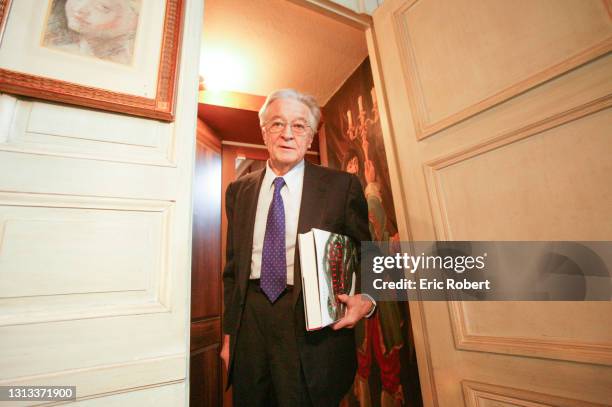 Roland Dumas, avocat et homme politique français, photographié dans son bureau et domicile à Paris, au 19 Quai Bourbon, Paris 3e