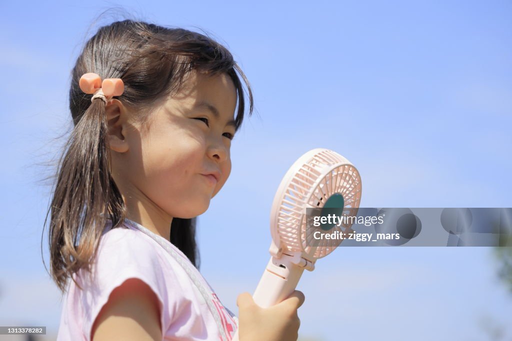 Japanese girl with portable fan (5 years old)