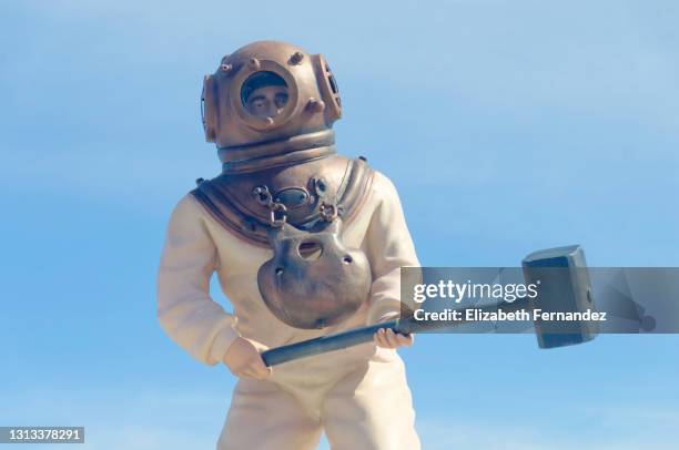 old diving suit - deep sea diver vintage stock-fotos und bilder