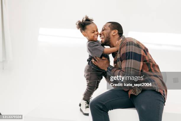 gelukkig ouderschap - happy toddler stockfoto's en -beelden