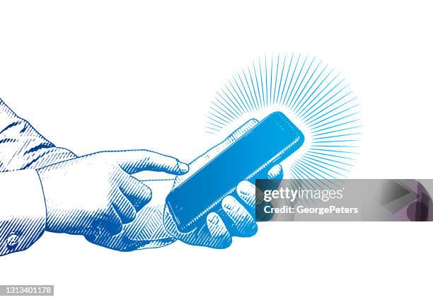 ilustraciones, imágenes clip art, dibujos animados e iconos de stock de ilustración vectorial de mensajes de texto de manos en el teléfono inteligente - chico movil