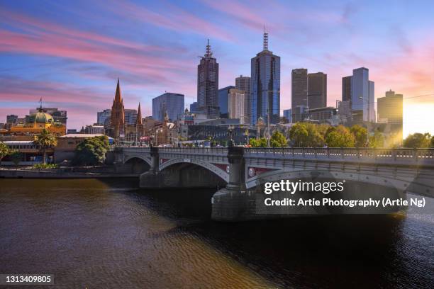 sunrise view of princes bridge spanning the yarra river and the city skyline of melbourne cbd, victoria, australia - river yarra stock pictures, royalty-free photos & images