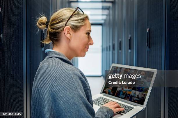 een vrouwelijke technicus van de serverruimte bij bedrijfs het heropenen - super computer stockfoto's en -beelden