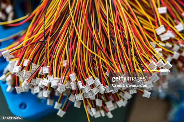 kabelbomen, productie. industriële achtergrond met exemplaarruimte. - electronic products stockfoto's en -beelden