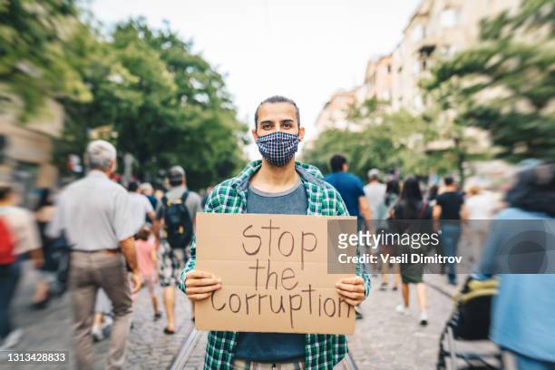 jonge activist / demonstrant tegen de corruptie. mensenrechten en sociale kwesties concept. - march of silence stockfoto's en -beelden