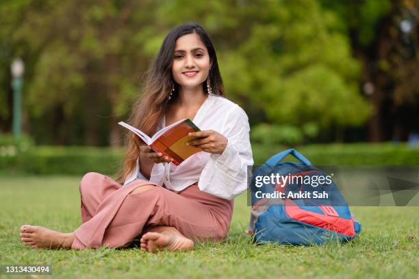 在公園學習的大學生 - indian college girl 個照片及圖片檔