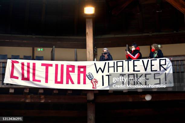 Group of show business workers this morning occupied the Globe Theater, a famous theater inside Villa Borghese, to ask for more security and more...