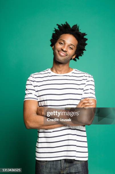 retrato de un hombre afroamericano amigable - vestido de rayas fotografías e imágenes de stock