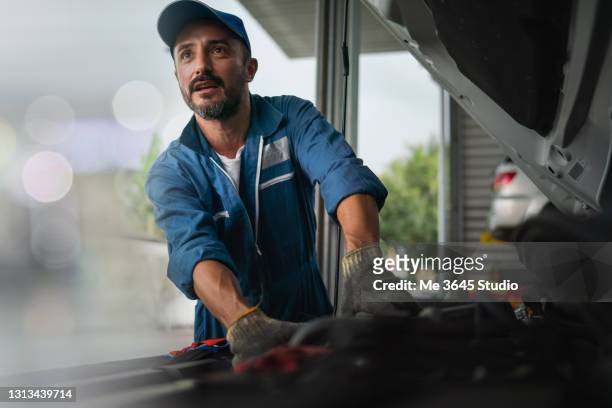 garage service auto shop. owner small business - manual worker stockfoto's en -beelden