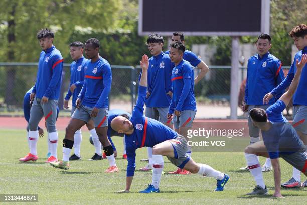 Adrian Mierzejewski of Shanghai Shenhua F.C. Attends a training session on April 19, 2021 in Shanghai, China.