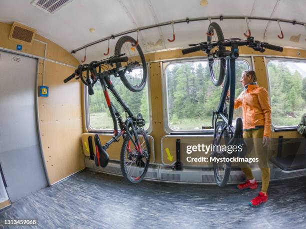 mountainbiker op zwitserse trein die een rit op de berg krijgt - passenger train stockfoto's en -beelden