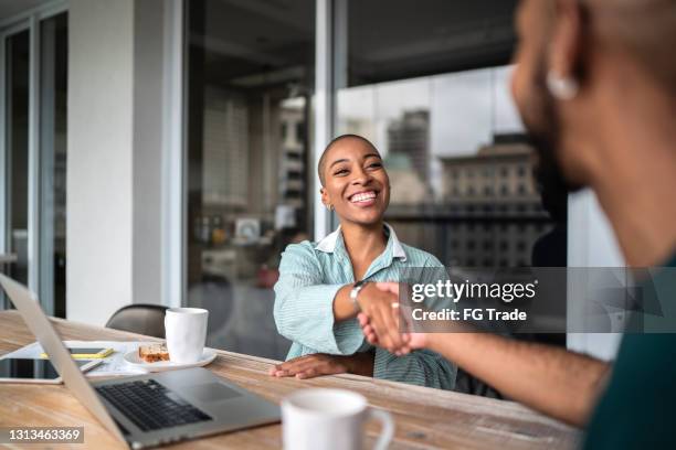 conseiller financier serrant la main du client - black man laptop photos et images de collection