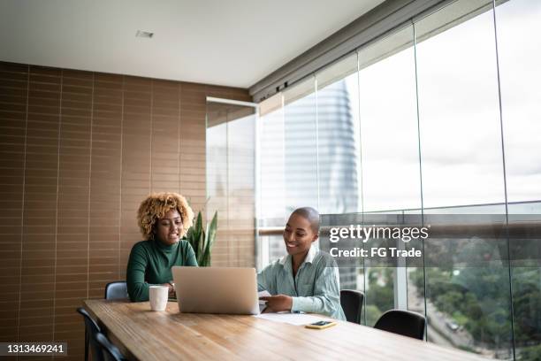 自宅で顧客と話すファイナンシャルアドバイザーまたは不動産業者 - client meeting ストックフォトと画像