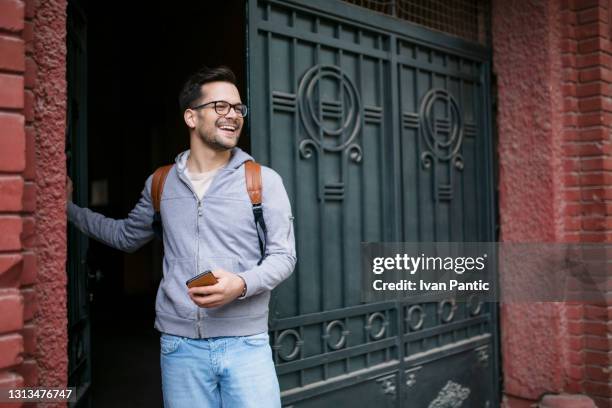 feliz joven caucásico saliendo - dejar fotografías e imágenes de stock