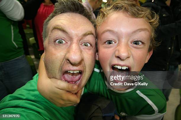 father and son screaming - soccer fans photos et images de collection