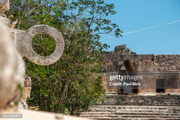 detail of the mesoamerican ball game court in the ancient city of uxmal, mexico. - yucatan peninsula - fotografias e filmes do acervo