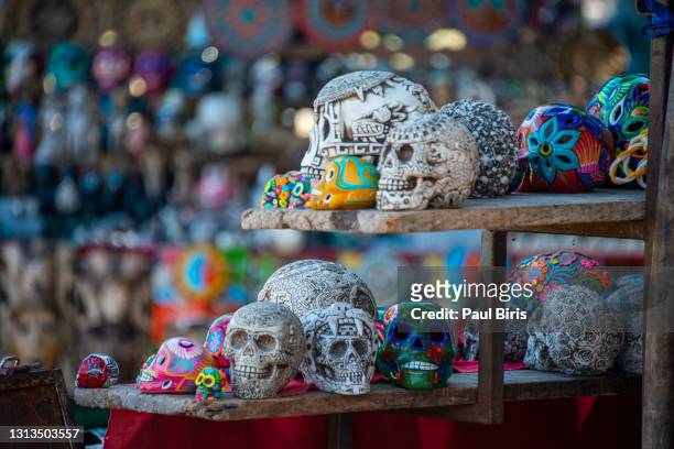 colorful skulls souvenirs in playa del carmen, mexico - artesanias mexicanas fotografías e imágenes de stock