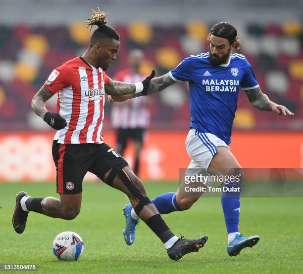 Ivan Toney of Brentford and Marlon Pack of Cardiff City during the Sky Bet Championship match between Brentford and Cardiff City at Brentford...