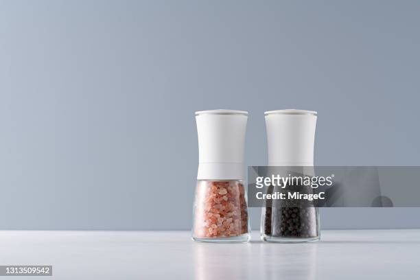 pink himalayan salt and black pepper mills - himalayan salt stock-fotos und bilder