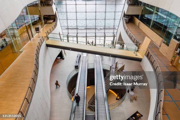 a walkway extends over the lobby of the royal library - koninklijke bibliotheek kopenhagen stockfoto's en -beelden