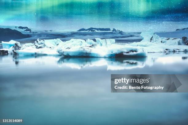 dramatic icebergs on the jokulsarlon glacial lake volcanic beach with beautiful aurora, iceland - jokulsarlon lagoon fotografías e imágenes de stock