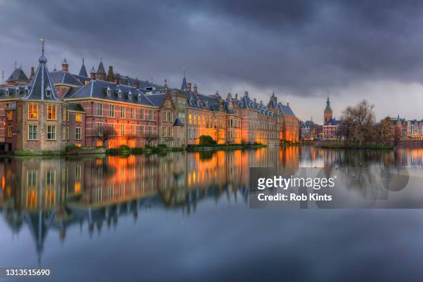 the hague houses of parliament ( binnenhof ) reflected in the hofvijver at night - binnenhof 個照片及圖片檔