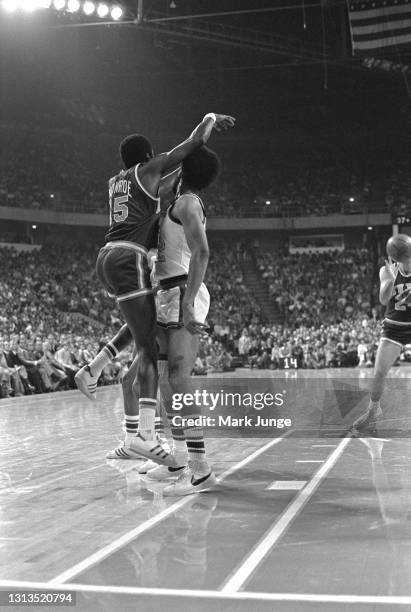 New York Knicks guard Earl Monroe passes over Nugget forward Willie Wise to forward Bill Bradley during an NBA basketball game against the Denver...