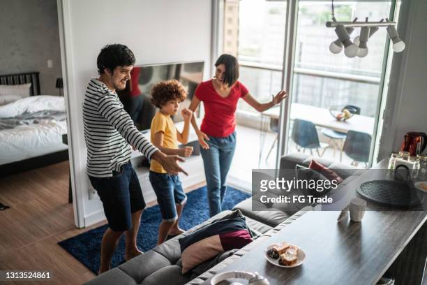 family dancing together and sharing it on mobile phone at home - dance challenge stock pictures, royalty-free photos & images