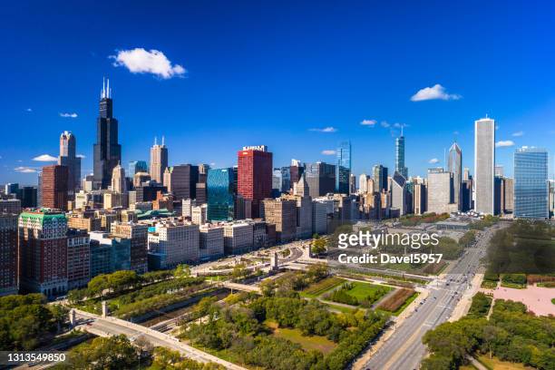 chicago downtown aerial y grant park - chicago fotografías e imágenes de stock