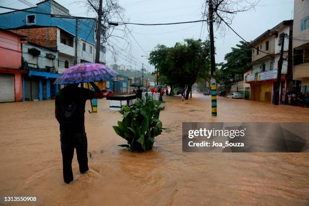 flooding caused by rain - hurricane recovery stock pictures, royalty-free photos & images