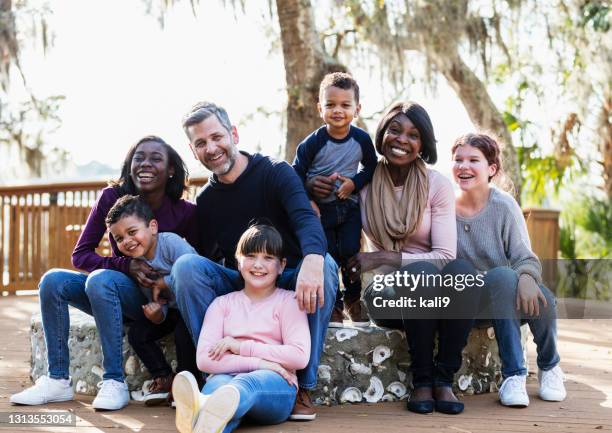 gemengd gezin met vijf kinderen in openlucht bij een park - blended family stockfoto's en -beelden