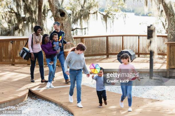 gemengd gezin met vijf kinderen die in park lopen - blended family stockfoto's en -beelden