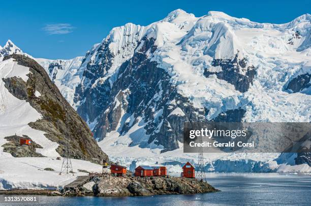 die brown station (estacién cientéfica almirante brown) ist eine argentinische antarktisstation. sanaviron-halbinsel in paradise bay, antarktische halbinsel, antarktis - antartica stock-fotos und bilder