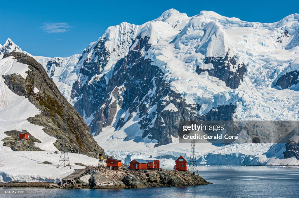 Brown Station, Estación Científica Almirante Brown, Base Brown o Estación Brown) es una base antártica argentina y una estación de investigación científica. Península de Sanaviron en Paradise Bay, Península Antártica, Antártida