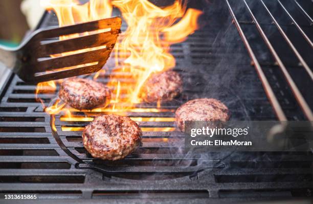 hamburgers die op bbq koken - gegrild stockfoto's en -beelden